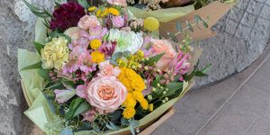Ramo en espiral con flores de estación